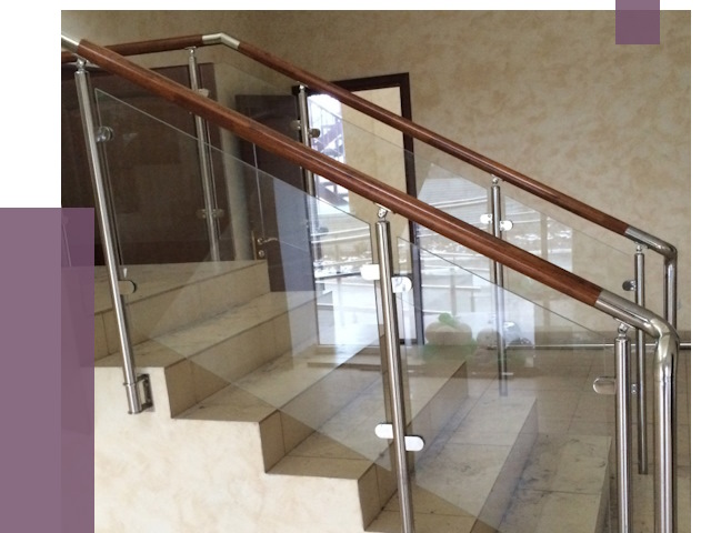 Комбинированные перила из металла и дерева в Орске